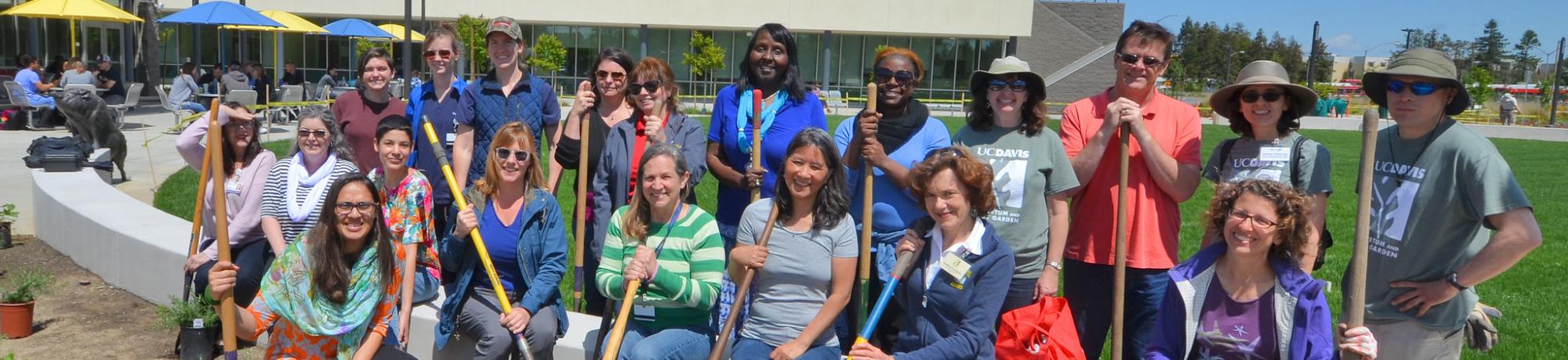 Image of volunteers planting the UC Davis Hummingbird GATEway Garden.